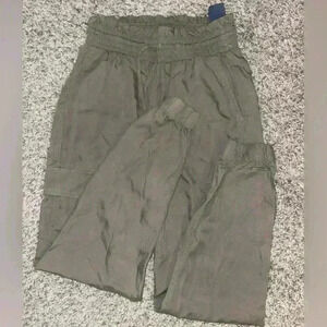 Abercrombie & fitch high rise NWT cargo pants / dark green size XS